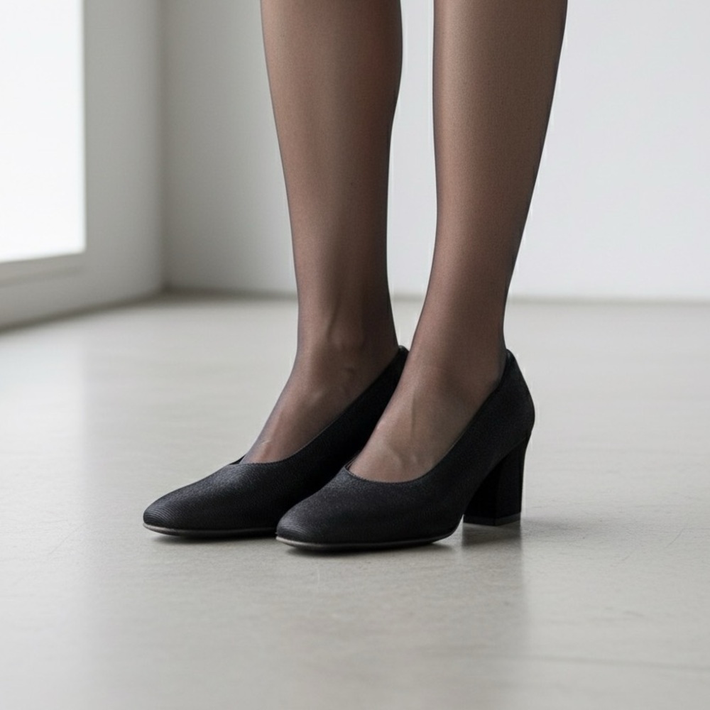 Vintage Salvatore Ferragamo classic black grosgrain block heel pumps - size 5.5